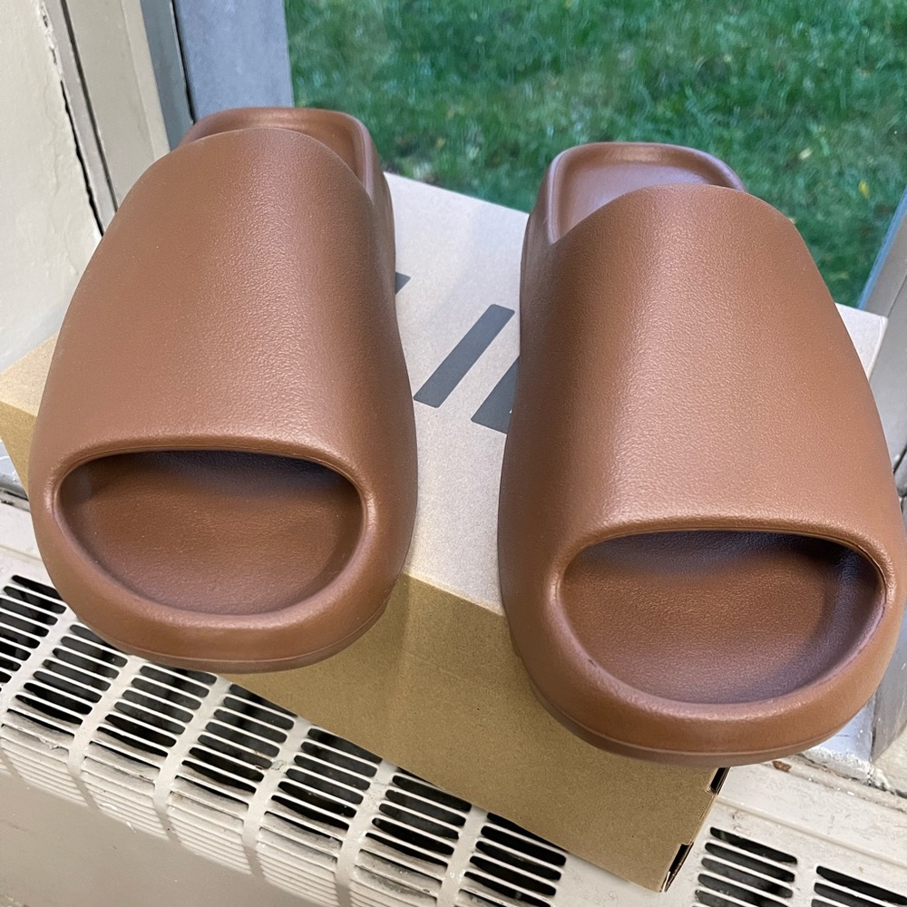 Yeezy Slides Men’s size 14 (Flax)